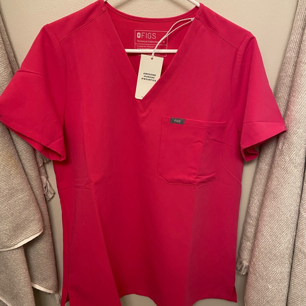 Figs Catarina Woman’s Medium (M) Scrub Top- Shocking Pink NWT